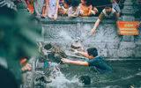 Sôi động trò chơi bắt vịt tại hội làng Vạn Phúc